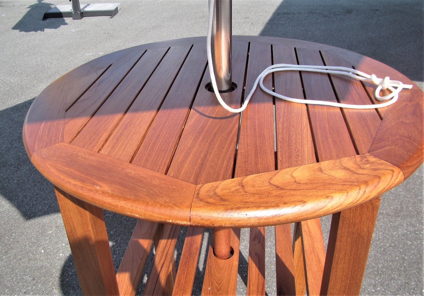 テーブル付き業務用パラソル 直径2m（SD2000）【無料お見積り】